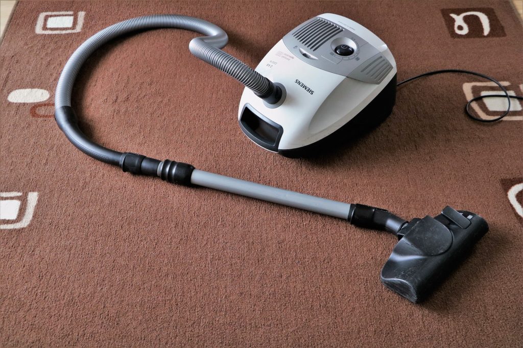 Cara Pertama Membersihkan Sofa Dengan Vacuum Cleaner